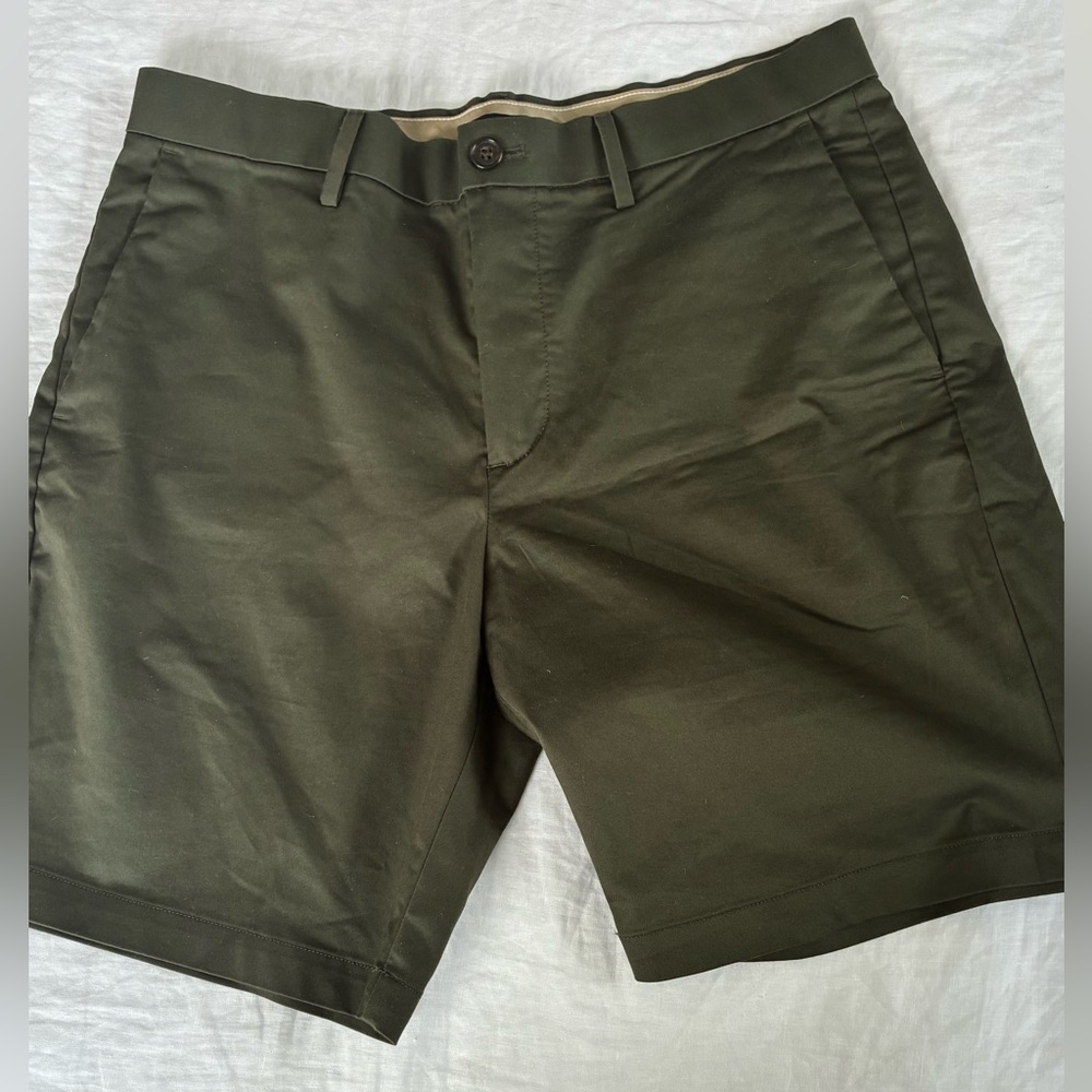 FINAL SALE! Banana Republic 9-inch core temp short. Olive green. 33 waist.
